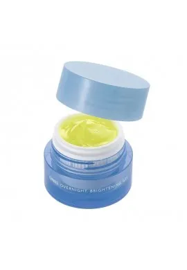 28938 hydrated skin close up